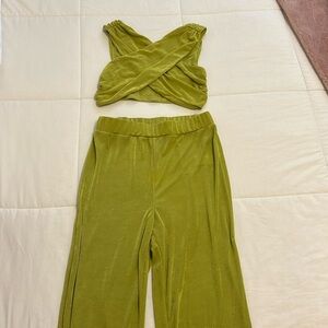Super cute 2-piece set! In good condition